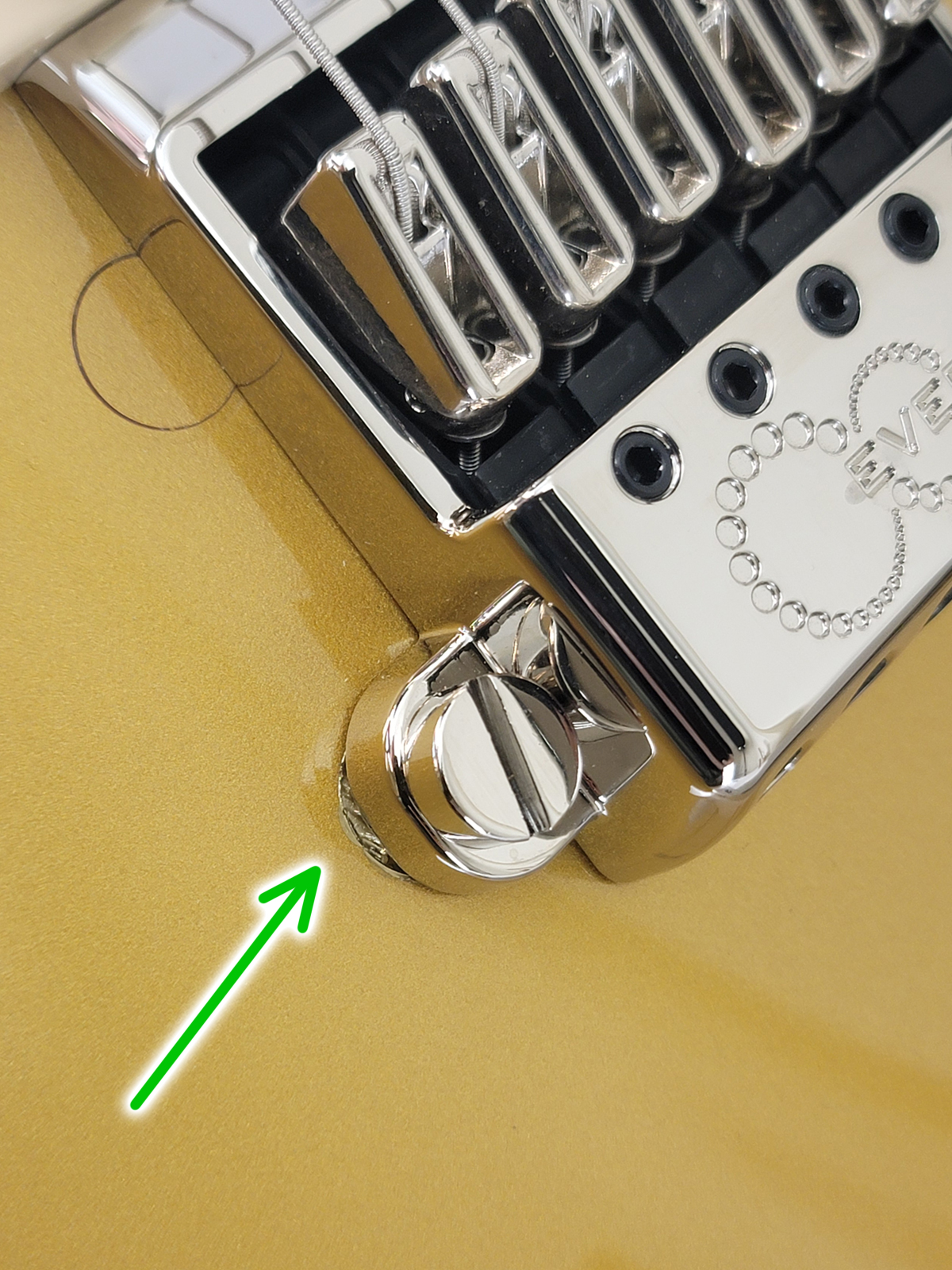 There is a small chip around the TOM plug that has been repaired.